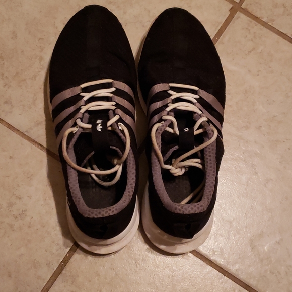 Sneakers - Picture 8 of 9